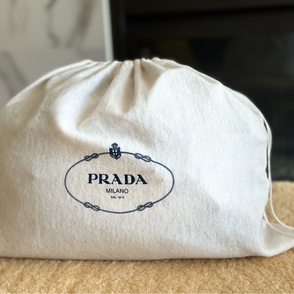 Prada leather handbag in pristine condition - Picture 2 of 14